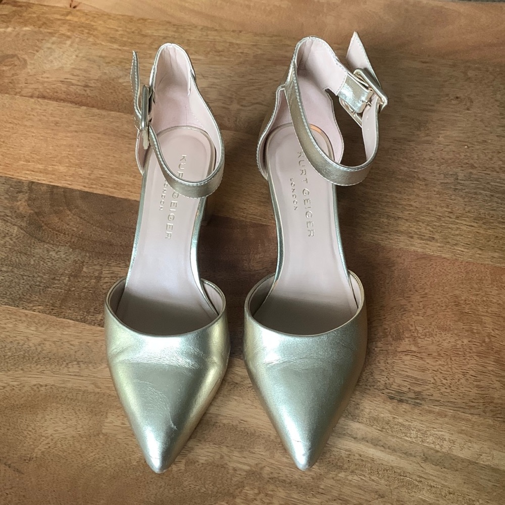 Gold pointed-toe block heels